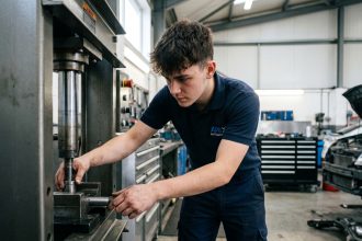 Jeune apprenti en atelier automobile en action